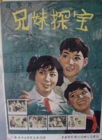 瀑布下的中年妇女